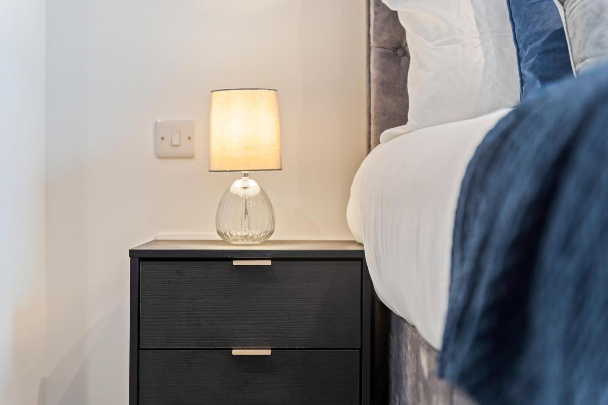 Shanti Suite - 2Bed 2Bath City Centre - Wifi - Netflix- Parking- Modern- Perfect For Family, Contractors, Leisure, Business By Shanti Nights เบอร์มิงแฮม ภายนอก รูปภาพ